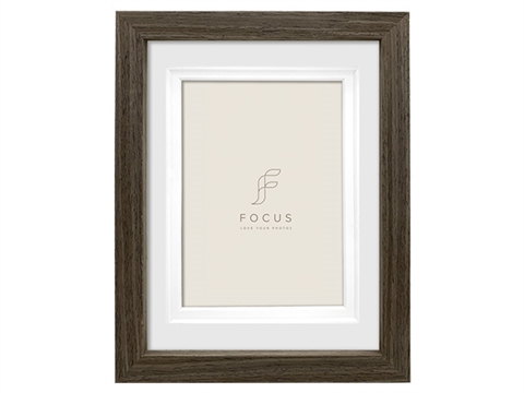 Рамка за снимки Focus Dahlia Walnut 18x24 см., с паспарту за 13х18 см., дървена