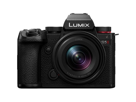 Panasonic Lumix S5 II с обектив Lumix S-R18-40 mm