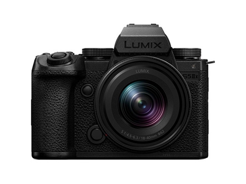 Panasonic Lumix S5 IIX с обектив Lumix S-R18-40 mm